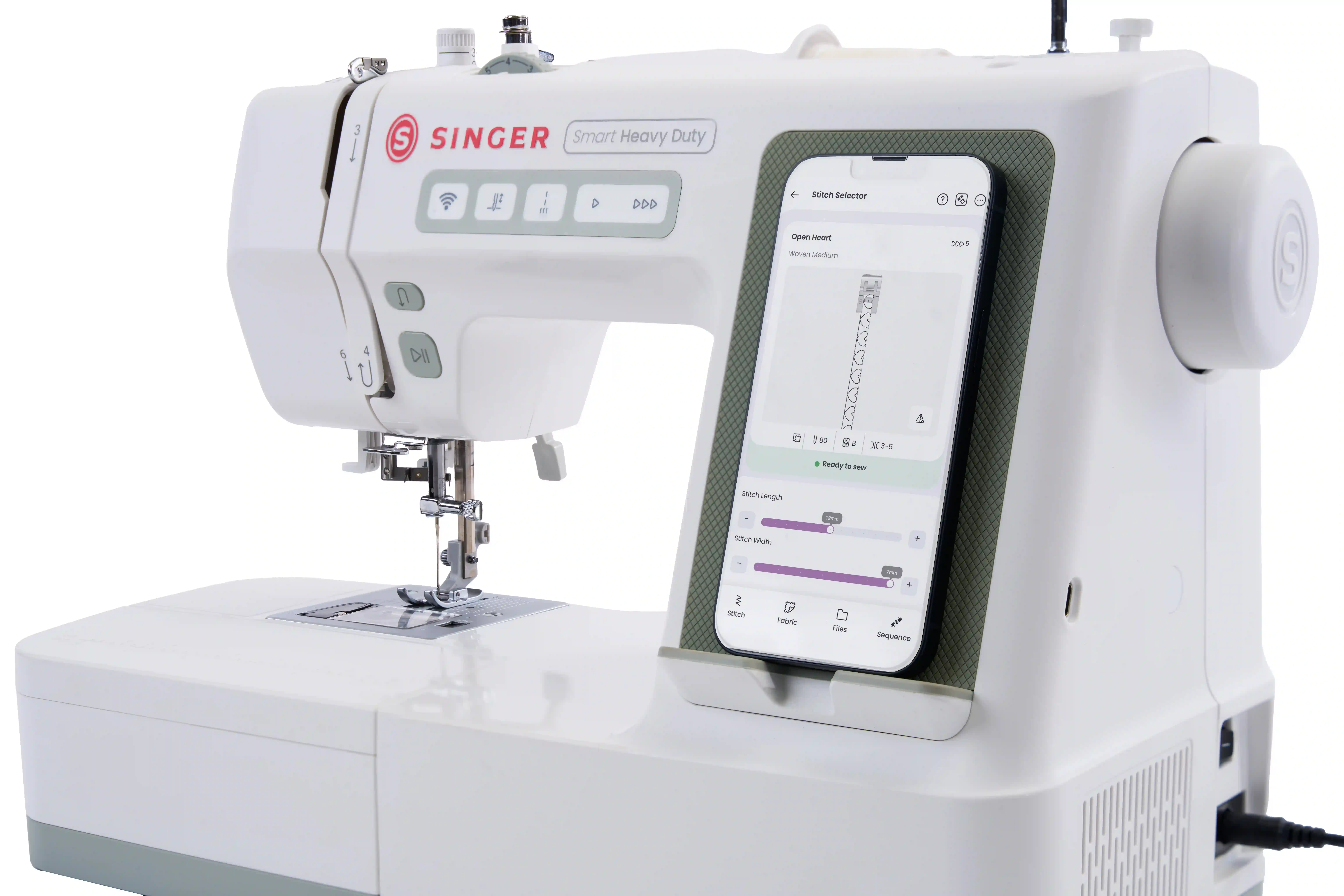 Nahansicht der SINGER Smart Heavy Duty HD9125 mit in der integrierten Halterung platziertem Smartphone zur Stichauswahl.